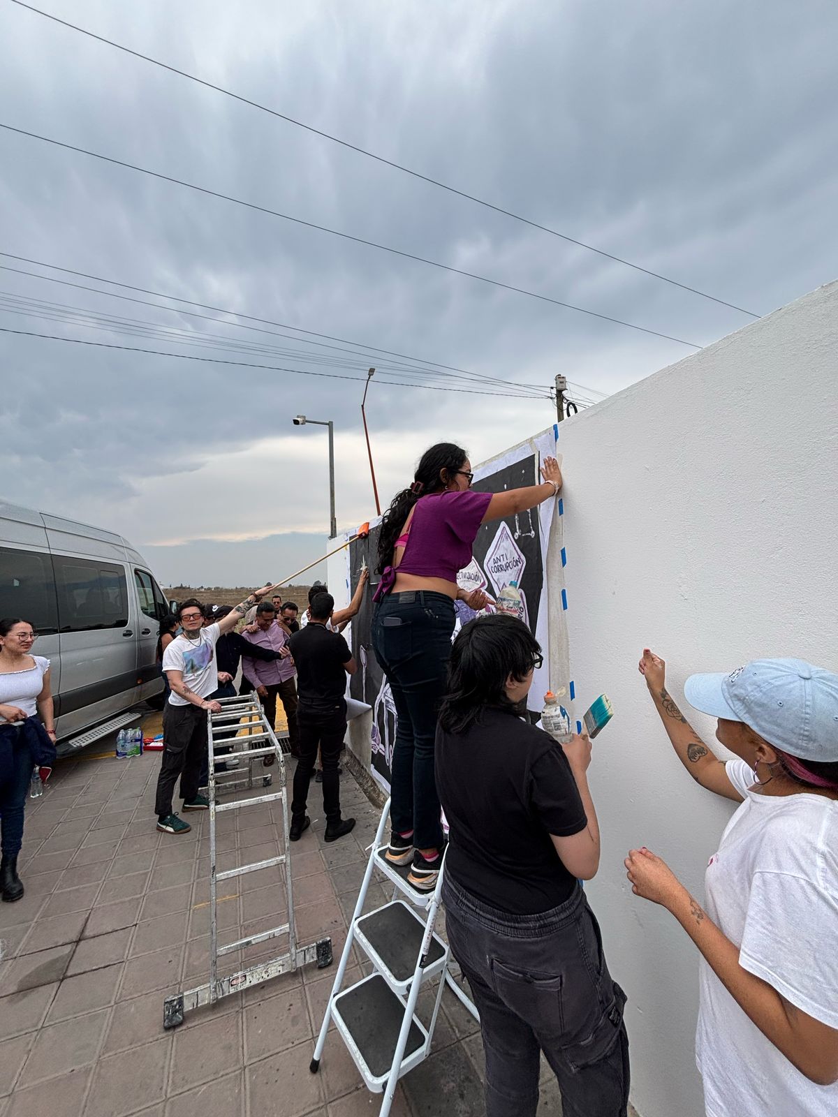 Activistas de diversas organizaciones del país que conforman la Red Tejiendo Anticorrupción colocaron tres murales.